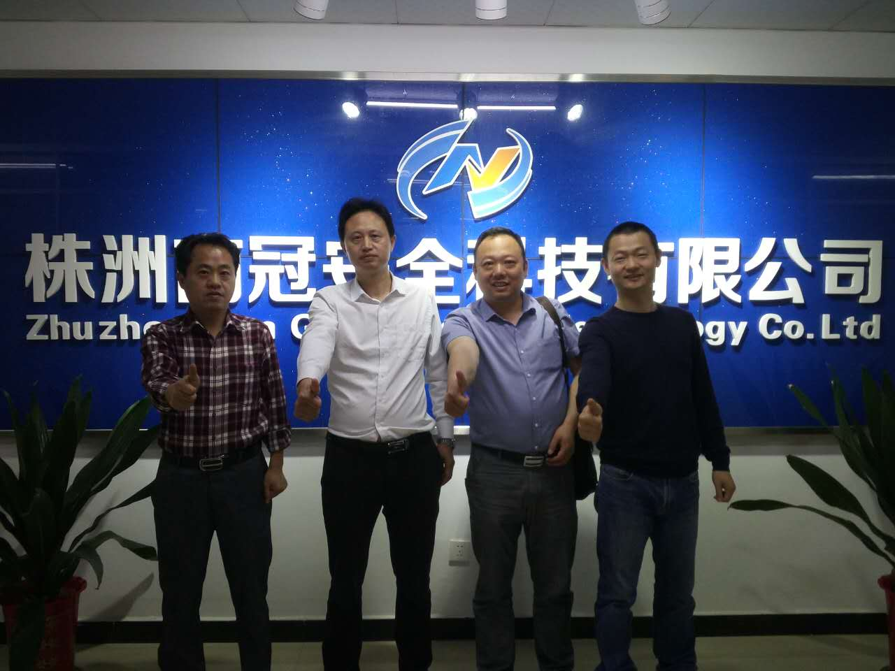 客車(chē)自動(dòng)破窗裝置,遙控自動(dòng)破玻器,破窗器,南冠破玻器