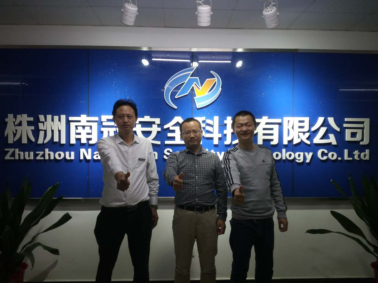 客車(chē)自動(dòng)破窗裝置,遙控自動(dòng)破玻器,破窗器,南冠破玻器